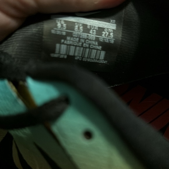 Nike Men’s 9.5 worn once. - Picture 4 of 4